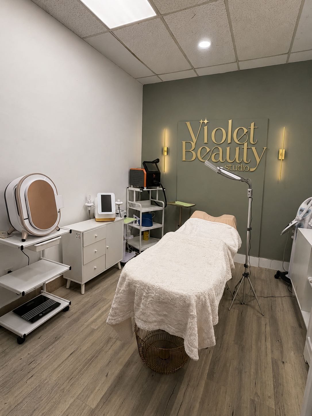 The treatment room, with the skin-analysis device beside the bed
